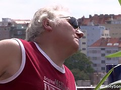Grosser schwanz, Blasen, Braunhaarige, Tschechisch, Im freien, Zierlich, Muschi, Unter dem rock