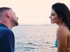 Bikini, Betrug, Hundestellung, Hd, Küssen, Natürlichen titten, Im freien, Rasiert
