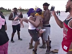 Chica, Playa, Tetas grandes, Ébano, Latina, Madres para coger, Fiesta, Público