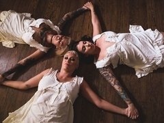 Culo, Cuadrupleta, Grupo, Lamidas, Coño, Afeitado, Tatuaje, Tetas