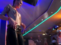 衣服着たままセックス, ダンス, 人形, パーティ, ポルノスター, サテン, スインガー, 濡れ