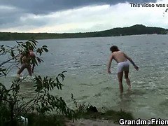 Strand, Blond, Pijpbeurt, Oudere vrouw, Dubbele penetratie, Moeder, Stiefmoeder, Trio