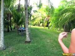 Plage, Gros seins, Sucer une bite, Brunette brune, Gorge profonde, Faciale, De plein air, Chatte