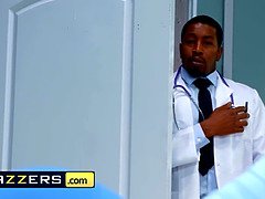 アナル, デカ尻, デカパイ, ブロンド, フェラチオ, 医者, 異人種間, 叫ぶ