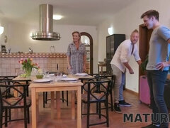 Grote lul, Grote mammen, Blond, Rondborstig, Kut duiken, Geschoren, Trio, Tieten likken