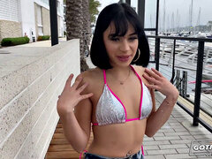 Lécher le cul, Bikini, Sucer une bite, En levrette, Doigter, Masturbation, De plein air, Nénés
