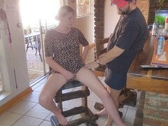 女, 指いじり, オナニー, オーガズム, パンティ, 小柄, 公共, スカートのぞき