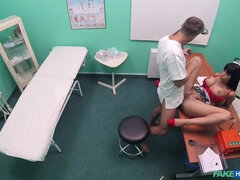 Brunette brune, Plantureuse, Médecin, Hard, Mère que j'aimerais baiser, Bureau, Pisser, Chatte