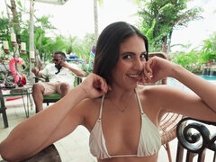 Bikini, Blasen, Braunhaarige, Hd, Lecken, Natürlichen titten, Muschi, Schlampe