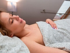 Grosse bite, Sucer une bite, En levrette, Lingerie, Seins naturels, Maigrichonne, Adolescente, Nénés