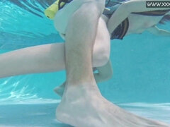 18 ans, Gros seins, Sucer une bite, Femelle, Hard, Bite énorme, Piscine, Chatte