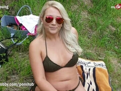 デカ尻, デカパイ, ブロンド, 捕まる, ぽちゃ, ドイツ人, 淫乱熟女, 公共