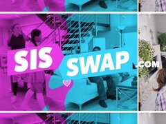 Grosse titten, Vollbusig, Riesig, Mutti, Realität, Sich ausziehen, Tätowierung, Uniform