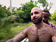 Verga grande, Negro, Ébano, Gay, Peludo, Interracial, Al aire libre, Tatuaje