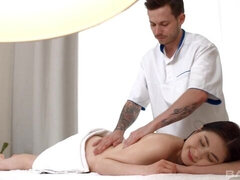 18, アジア人, デカ尻, デカチン, フェラチオ, 茶髪の, マッサージ, 自然山雀