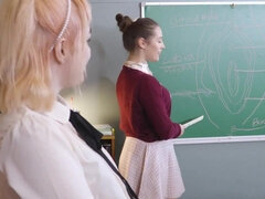 Grosse titten, Blondine, Braunhaarige, Hochschule, Lesbisch, Masturbation, Student, Titten