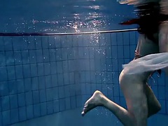Amateur, Gros seins, Brunette brune, Piscine, Public, Russe, Adolescente, Sous marin