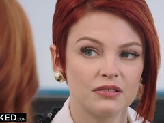 Grosser arsch, Kehlenfick, Hundestellung, Aufs gesicht abspritzen, Frau frau mann, Natürlichen titten, Muschi, Flotter dreier