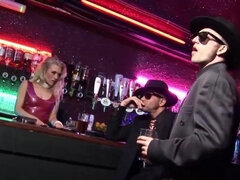 Grosse bite, Garce, Blonde, Sucer une bite, En gros plan de très près, Club, Noir ébène, Plan cul à trois
