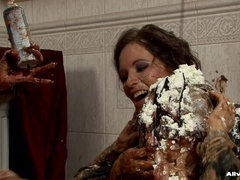 Morena, Pelea de gatas, Vestidas, Comida, Desnudo, Sexo soft, Tetas, Lucha