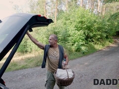 18 ans, Sucer une bite, Tromperie, Cocu, Papa, De plein air, Chatte, Serré