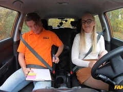 Leie, Arsch, Blondine, Auto, Europäisch, Im freien, Muschi, Rock