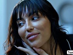 Nana, Gros seins, Sucer une bite, Brunette brune, Branlette thaïlandaise, Hd, Transsexuelle, Tatouage