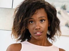 Amateur, Gros cul, Noir ébène, Cheveux courts, Maigrichonne, Solo, Dénudage, Adolescente