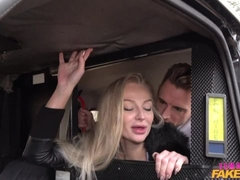 Gros cul, Gros seins, Blonde, Sucer une bite, Voiture, Branlette thaïlandaise, Rasée, Tatouage