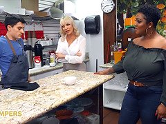 Grosser schwanz, Blondine, Braunhaarige, Pummelig, Frau frau mann, Milf, Natürlichen titten, Flotter dreier