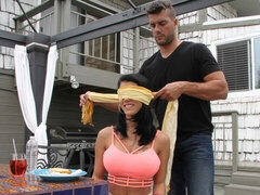 Gros cul, Grosse bite, Gros seins, Sucer une bite, En levrette, Fille latino, Mère que j'aimerais baiser, Tatouage