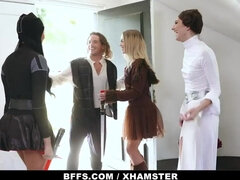 18 jahre, Grosser schwanz, Grosse titten, Blondine, Hardcore, Lecken, Orgie, Titten