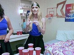 Grosse titten, Blondine, Braunhaarige, Hardcore, Pov, Öffentlich, Reiten, Rasiert