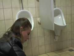 Hd, Interraciaal, Moeder die ik wil neuken, Openbaar, Trio, Toilet