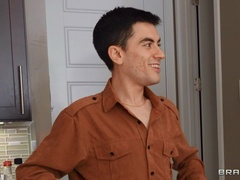 Gros seins, Brunette brune, Robe, Noir ébène, Talons, Chatte, Tatouage, Plan cul à trois