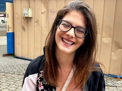 Grosse bite, Sucer une bite, Brunette brune, En levrette, Lunettes, Branlette thaïlandaise, Interracial, Rasée