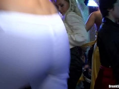 Bruinharig, Naakte man aangeklede vrouw, Dansen, Brillen, Leer, Likken, Feest, Kut duiken
