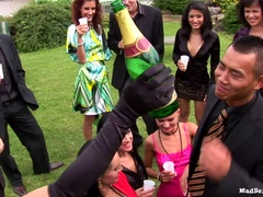 Bekleidet, Lesbisch, Orgie, Im freien, Party, Satin, Swingers, Nass