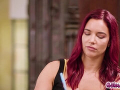 Grosse titten, Braunhaarige, Gesichtssitzen, Fingern, Fußfetisch, Hardcore, Lesbisch, Muschi