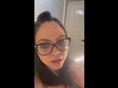 Leie, Grosse titten, Masturbation, Orgasmus, Muschi, Rock, Strümpfe, Unter dem rock