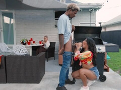 Gros cul, Grosse bite, Gros seins, Sucer une bite, Brunette brune, Plantureuse, Noir ébène, Fête