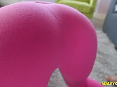 Grosse titten, Blondine, Blasen, Kehlenfick, Aufs gesicht abspritzen, Brille, Piercing, Rasiert