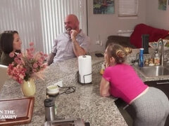 Leie, Arsch, Braunhaarige, Vollbusig, Tochter, Handjob, Natürlichen titten, Taboo