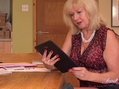 Grosse titten, Blondine, Absätze, Anleitung, Masturbation, Büro, Muschi, Lehrer