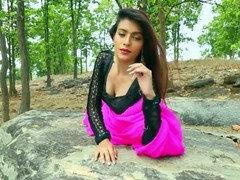 Seductive Indian milf auntie in saree reveals her luscious booty