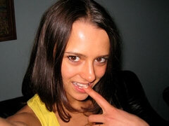 Leie, Braunhaarige, Fingern, Masturbation, Rasiert, Solo, Titten, Netzkamera