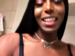 Gros seins, Noire, Tir de sperme, Noir ébène, Masturbation, Mère que j'aimerais baiser, Transsexuelle, Solo