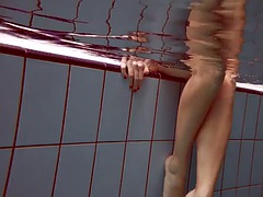 Nana, Gros seins, Fétiche, Piscine, Public, Rousse roux, Russe, Nénés