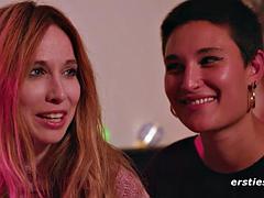 Amateur, Gros seins, Brunette brune, Couple, Allemand, Lesbienne, Public, Nénés