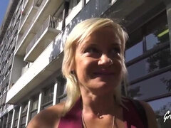 Tussi, Grosse titten, Vollbusig, Auto, Reif, Milf, Mutti, Pornostars